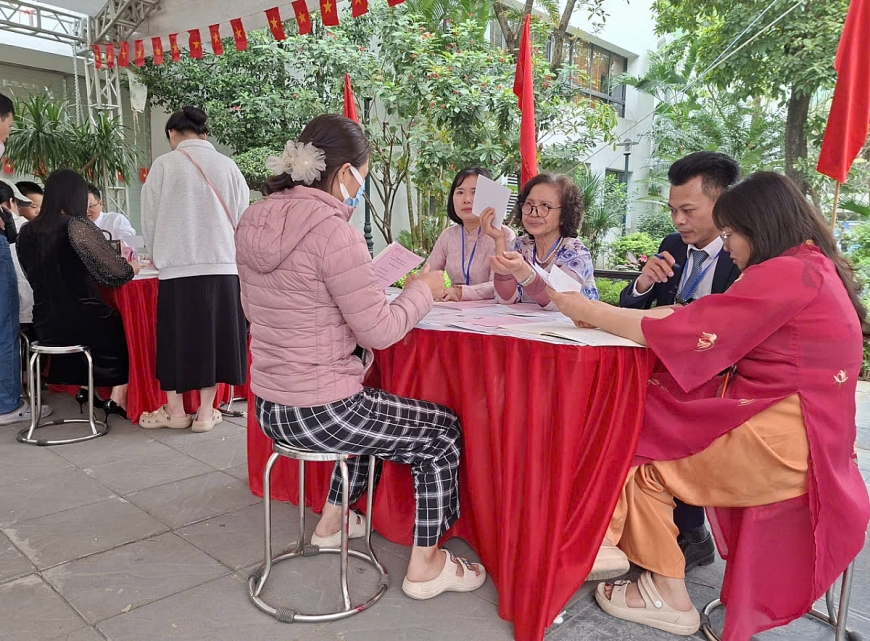 Bà Vũ Thúy Hòa, Tổ Phó tổ dân phố số 2, hội viên Hội Người cao tuổi, thành viên Ban bẩu cử  khu vực bỏ phiếu số 2 của phường Yên Sở tham gia rất tích cực, nhiệt tình vào công tác bầu cử.