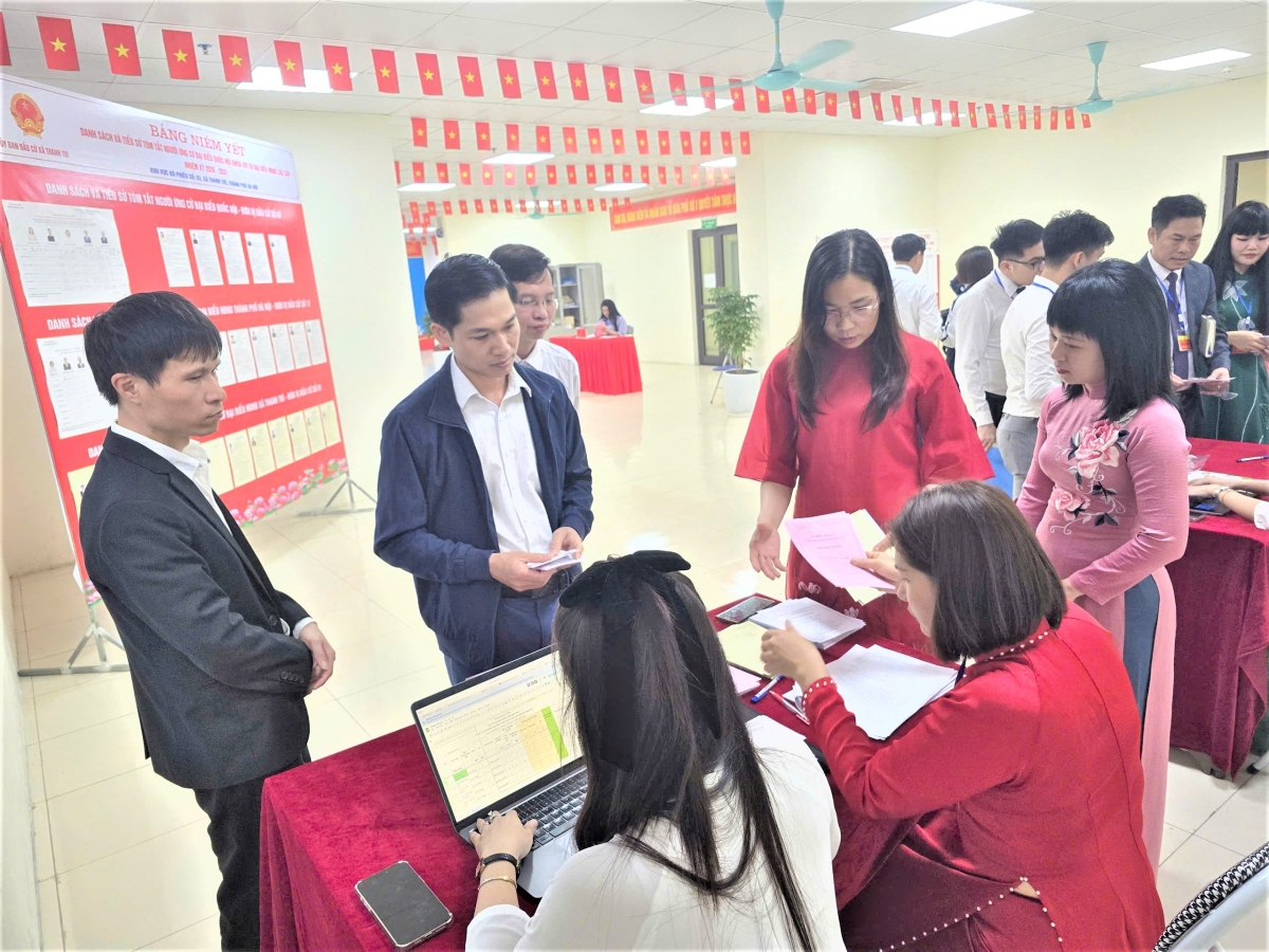 Kiểm tra công tác chuẩn bị trước khi bỏ phiếu ở thôn 7 Tứ Hiệp, xã Thanh Trì