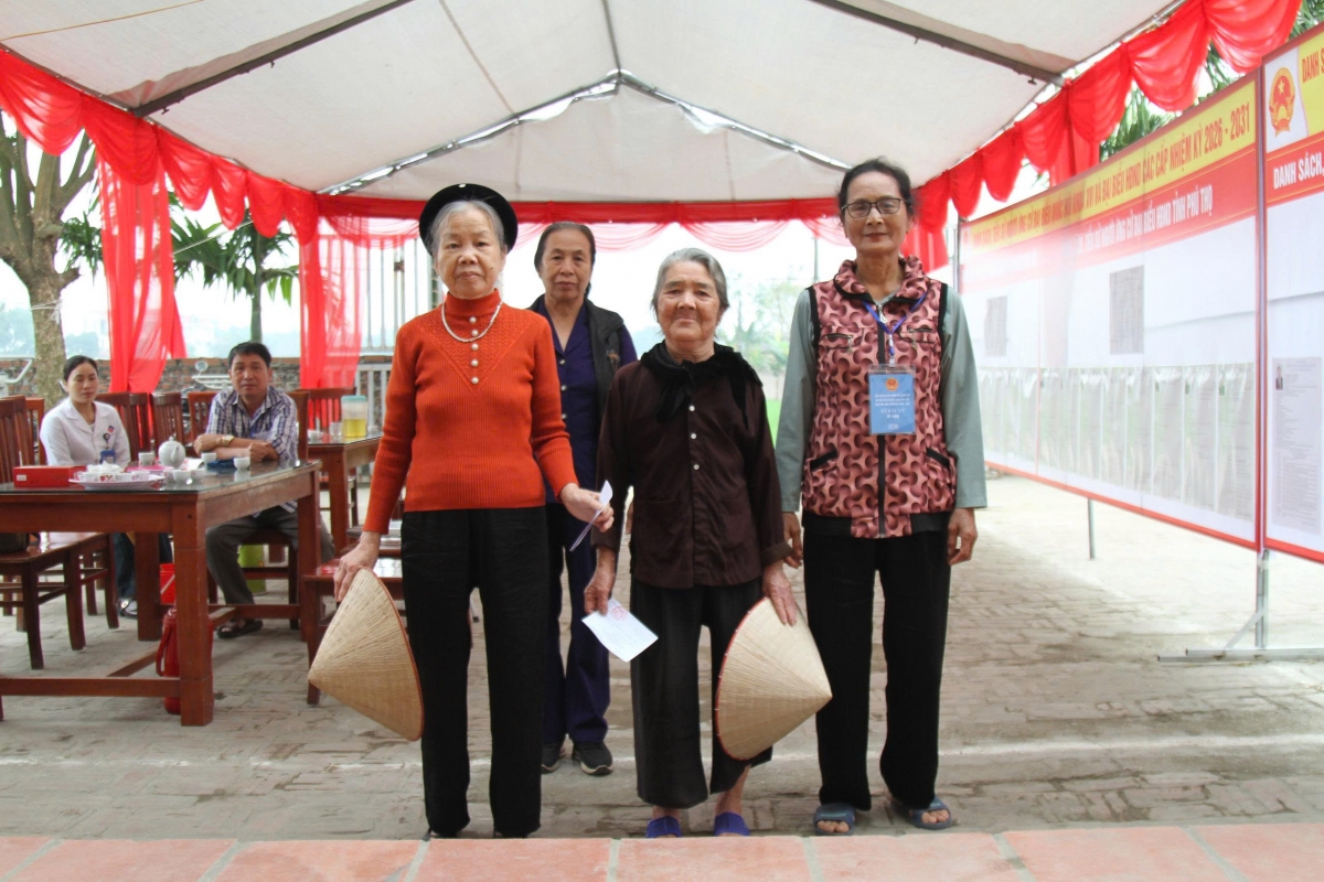 Phú Thọ: Người cao tuổi gương mẫu tham gia Ngày hội non sông