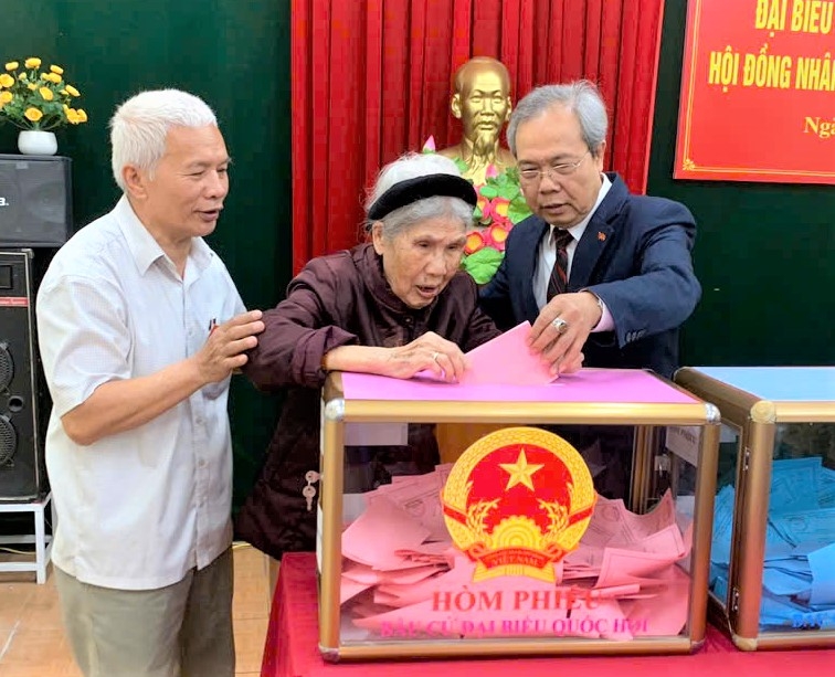 Cụ Triệu Thị Mai, 97 tuổi (tỉnh Quảng Ninh)đi bỏ phiếu từ sớm, cụ tự tay viết phiếu bầu, bỏ phiếu vào hòm