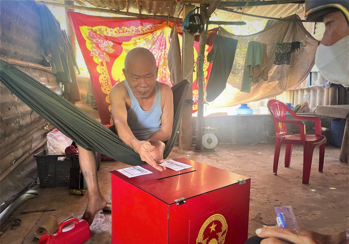 Cử tri cao tuổi Chương Tấn Lĩnh, 72 tuổi ở tỉnh Lâm Đồng bị tai biến thực hiện bỏ phiếu tại nhà