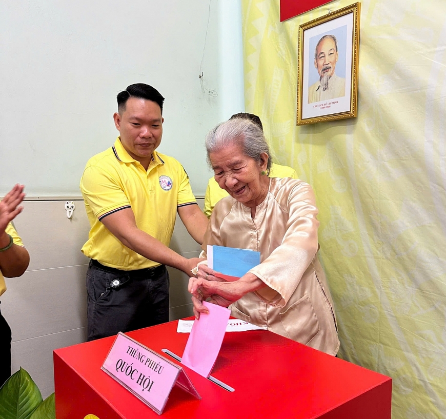 Mẹ Việt Nam Anh hùng thực hiện lá phiếu đầu tiên mang ý nghĩa tri ân sâu sắc đối với những người đã hy sinh vì độc lập dân tộc, đồng thời góp phần giáo dục truyền thống yêu nước cho thế hệ trẻ