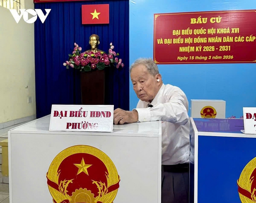 Cụ Nguyễn Văn Tàu (Tư Cang), Anh hùng Lực lượng vũ trang nhân dân, 98 tuổi  tại Khu vực bỏ phiếu phường Thạnh Mỹ Tây