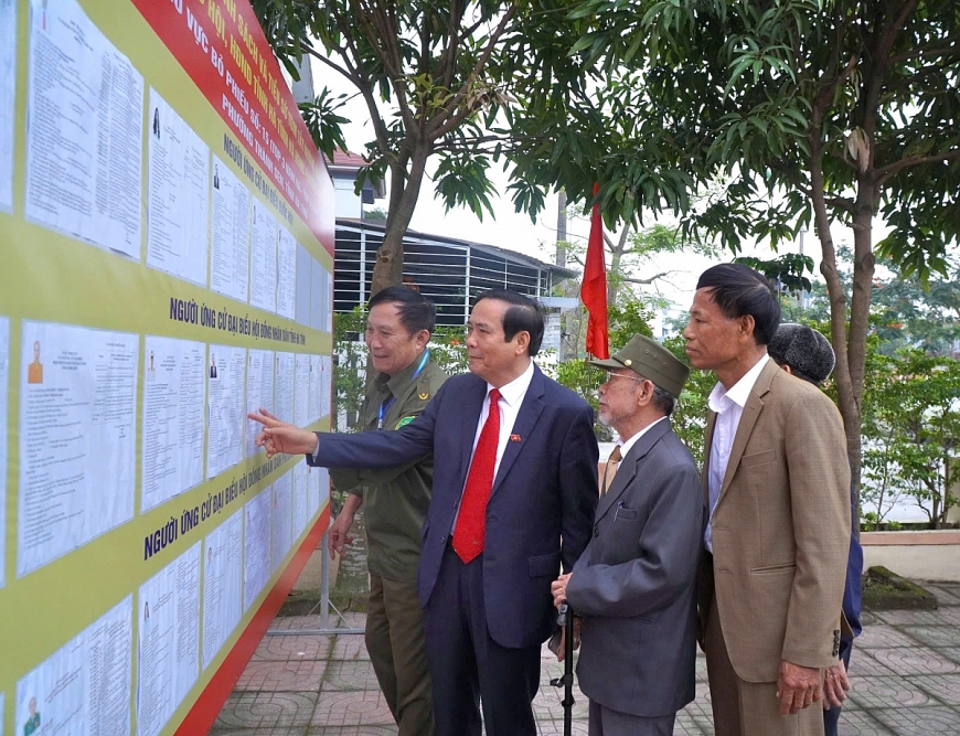 Từ sáng sớm, Chủ tịch Hội NCT cùng cử tri địa phương có mặt sớm tại nơi bỏ nghiên cứu danh sách, tiểu sử các ứng cử viên trước khi ghi phiếu bầu.