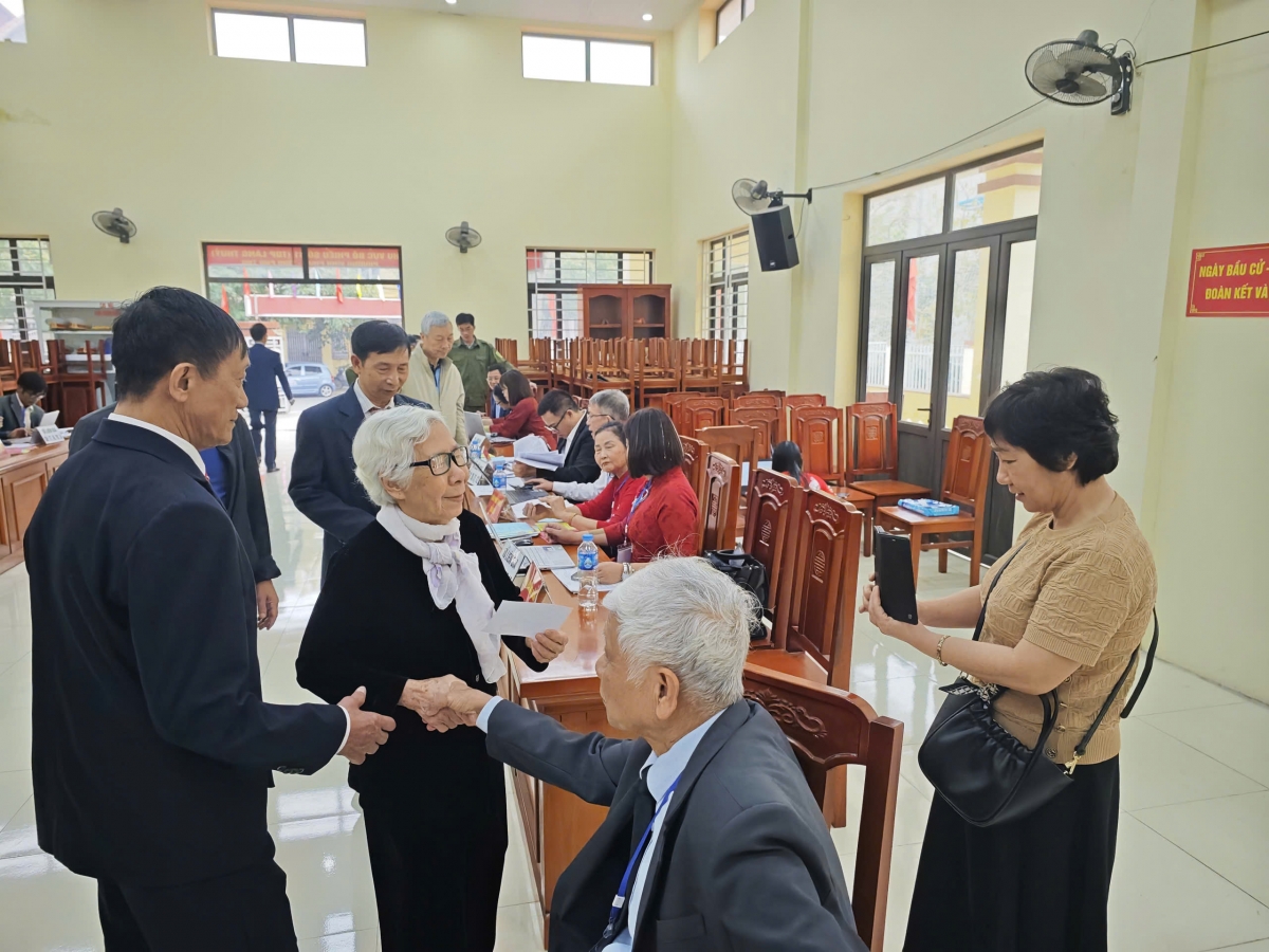 Người cao tuổi Phú Thọ hân hoan đi bầu cử, tỷ lệ cử tri đi bỏ phiếu đạt 99,91%