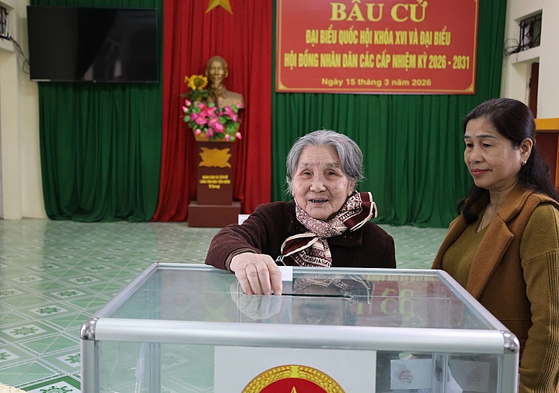 Lá phiếu gửi gắm niềm tin của cử tri cao tuổi