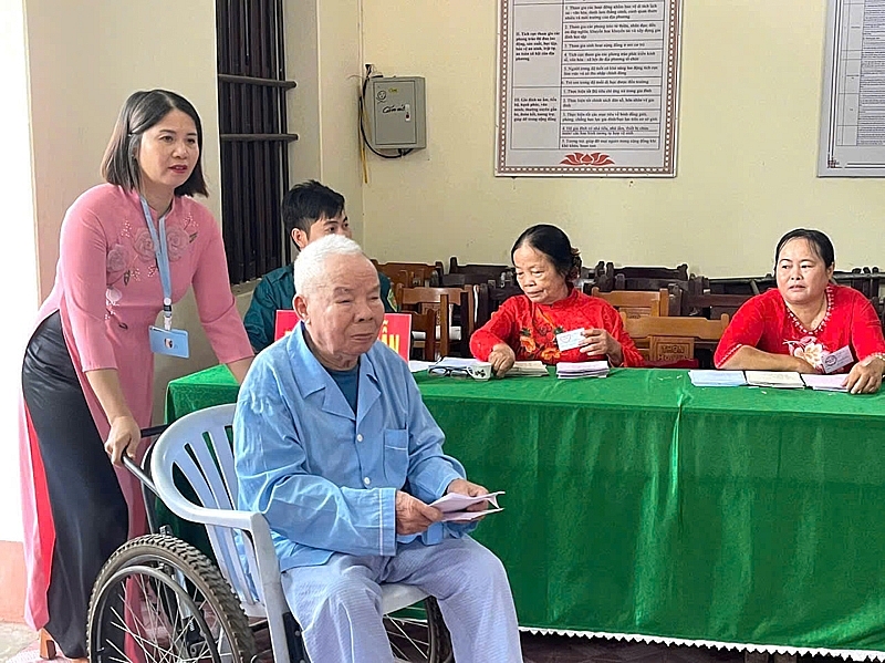 Lá phiếu gửi gắm niềm tin của cử tri cao tuổi