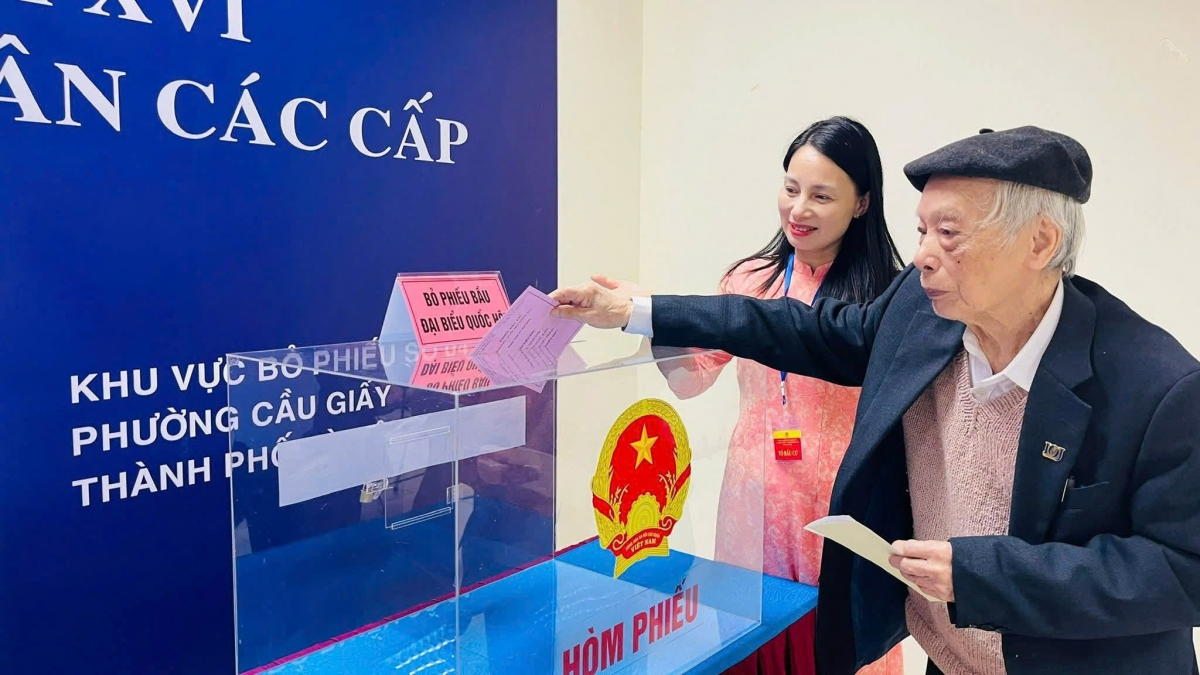 Nhà giáo Trần Bá Lạn, 96 tuổi, nguyên Trưởng khoa Báo chí đầu tiên đi bỏ phiếu