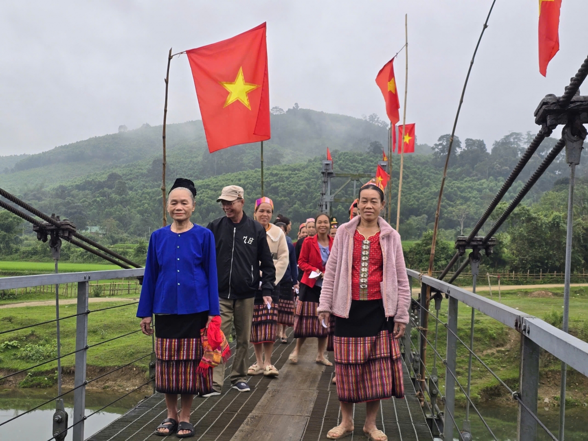 Bà con đồng bào dân tộc vui mừng, phấn khởi đi bầu cử