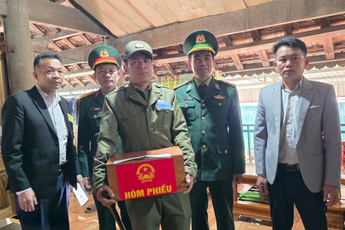 Hai cụ bà hơn 90 tuổi được mang thùng phiếu đến tận giường để thực hiện quyền cử tri