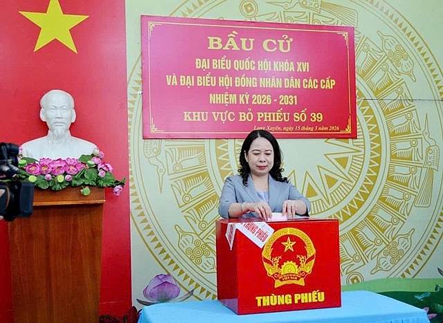 Phó Chủ tịch nước Võ Thị Ánh Xuân tham gia bỏ phiếu tại điểm bầu cử số 39, khóm Đông An 2, phường Long Xuyên, sáng 15/3.