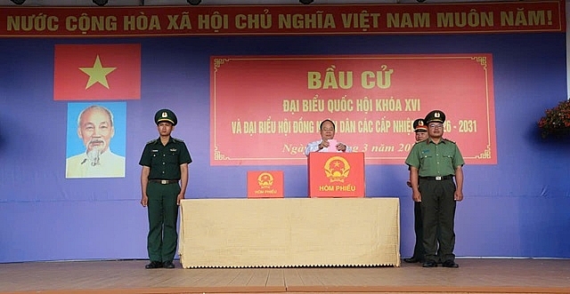 Ông Nguyễn Hồ Hải, Ủy viên Trung ương Đảng, Bí thư Tỉnh ủy Cà Mau, tham gia bỏ phiếu tại khu vực bỏ phiếu số 9, ấp Khai Long, xã Đất Mũi.