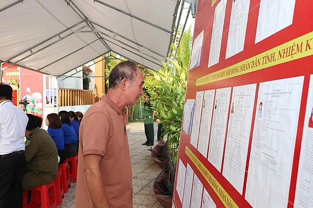 Cử tri là người cao tuổi tại xã Đất Mũi vui mừng thực hiện quyền bầu cử trong ngày hội của toàn dân.