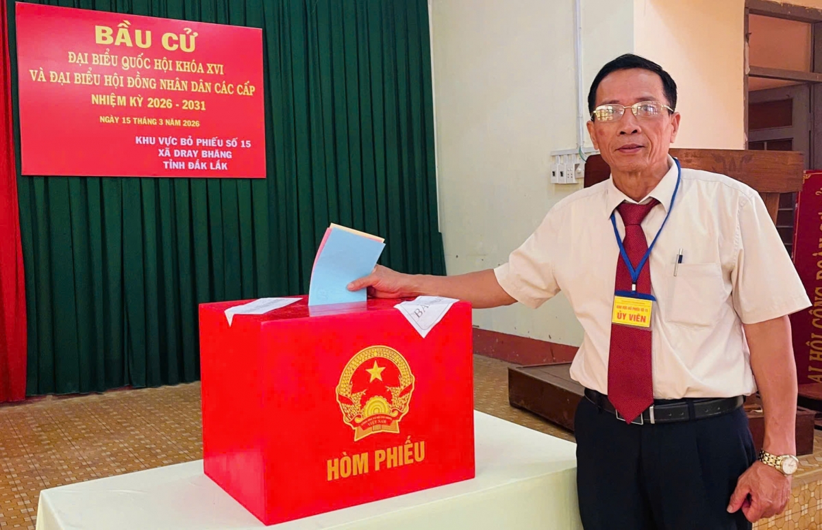 Ông Nguyễn Hồng Khanh Chủ tịch Hội NCT xã Dray Bhăng, thực hiện bỏ phiếu bầu cử tại tổ bầu cử số 15, thôn Kim Phát.