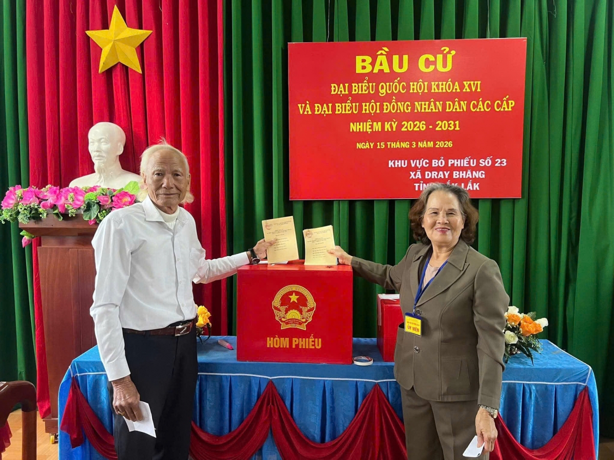 NCT thôn Thành Công xã Dray Bhăng tham gia công tác bàu cử.