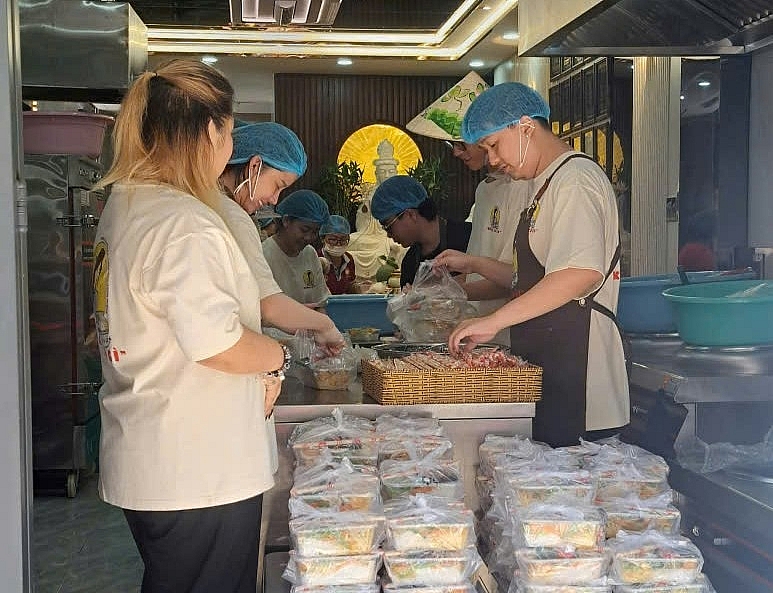 Từ cô bé ăn xin đến lập bếp ăn 0 đồng