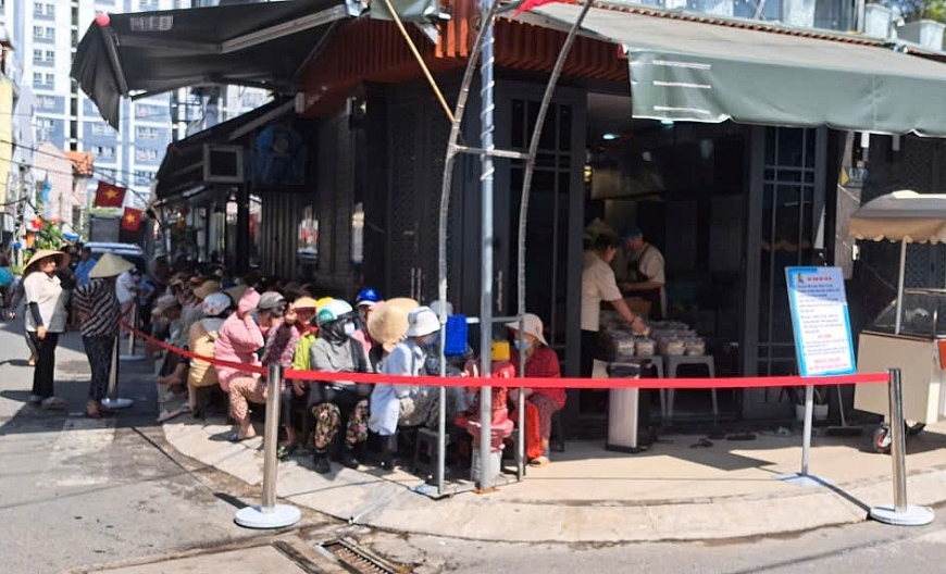 Từ cô bé ăn xin đến lập bếp ăn 0 đồng