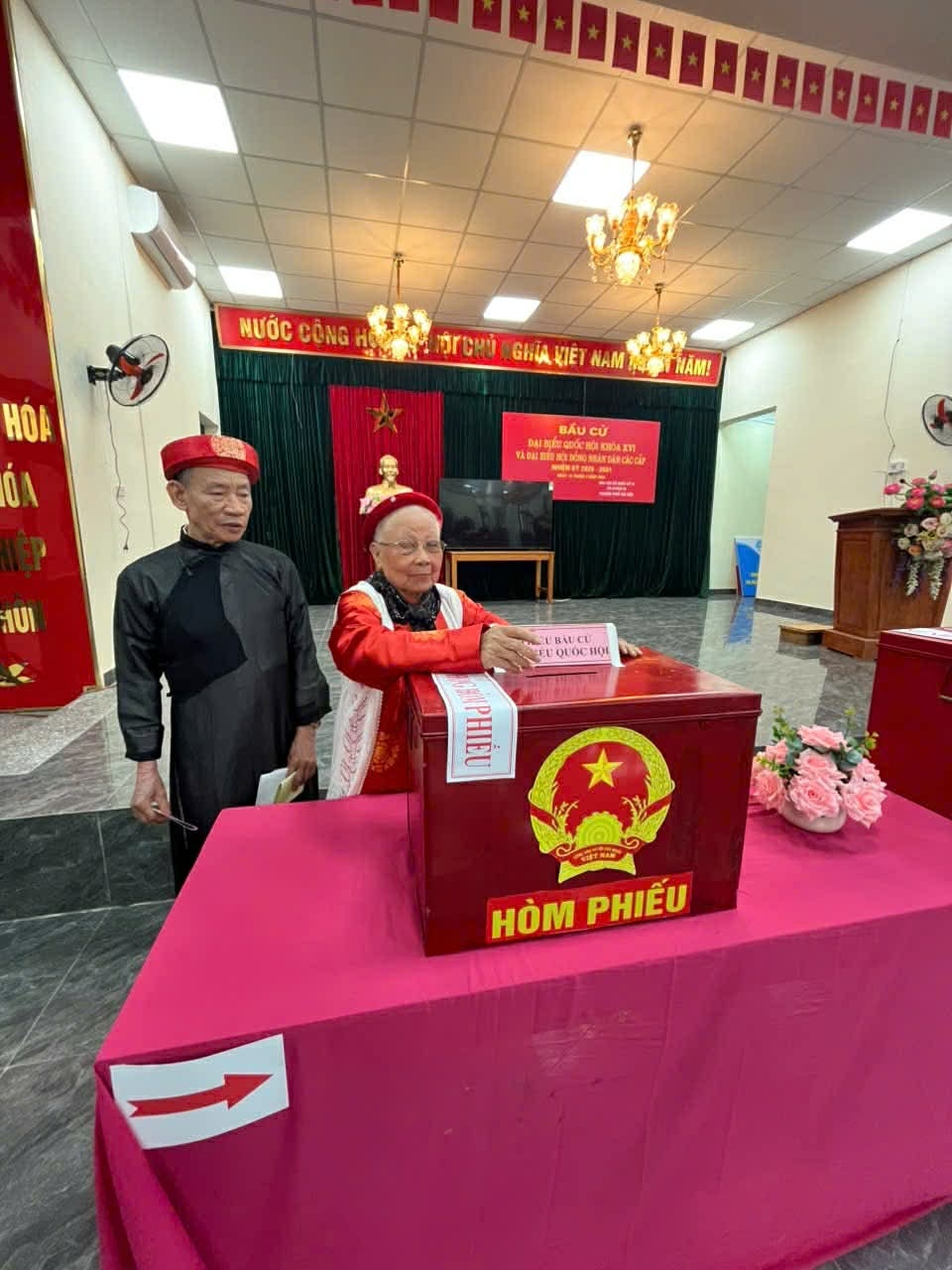 Cụ Đặng Thị Tít, 90 tuổi, là một trong số người cao tuổi nhất trong Ngày hội non sông