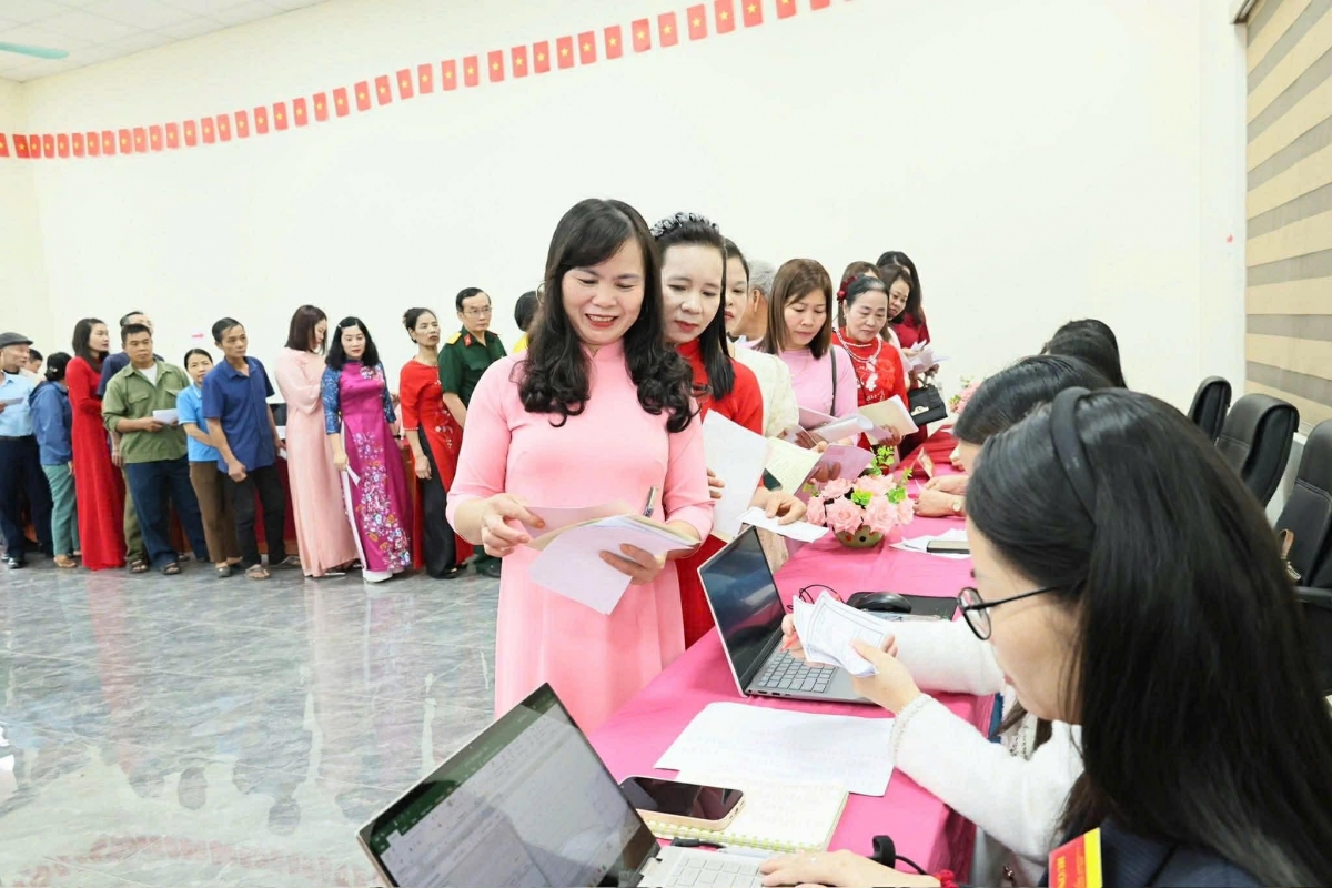 Hội Phụ nữ thôn Ứng Hoà thướt tha trong tà áo dài truyền thống trong Ngày hội non sông