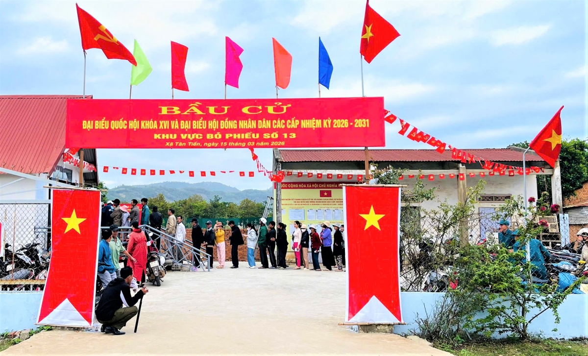 Hình ảnh rợp cờ hoa ở điểm bỏ phiếu xã Tân Tiến, tỉnh Đắk Lắk