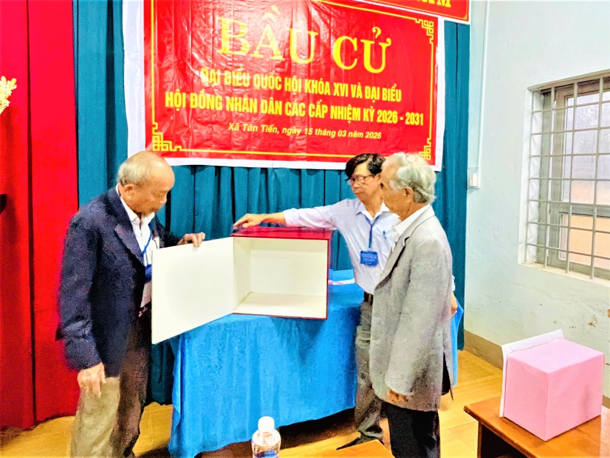 Kiểm tra hòm phiếu trước khi niêm phong