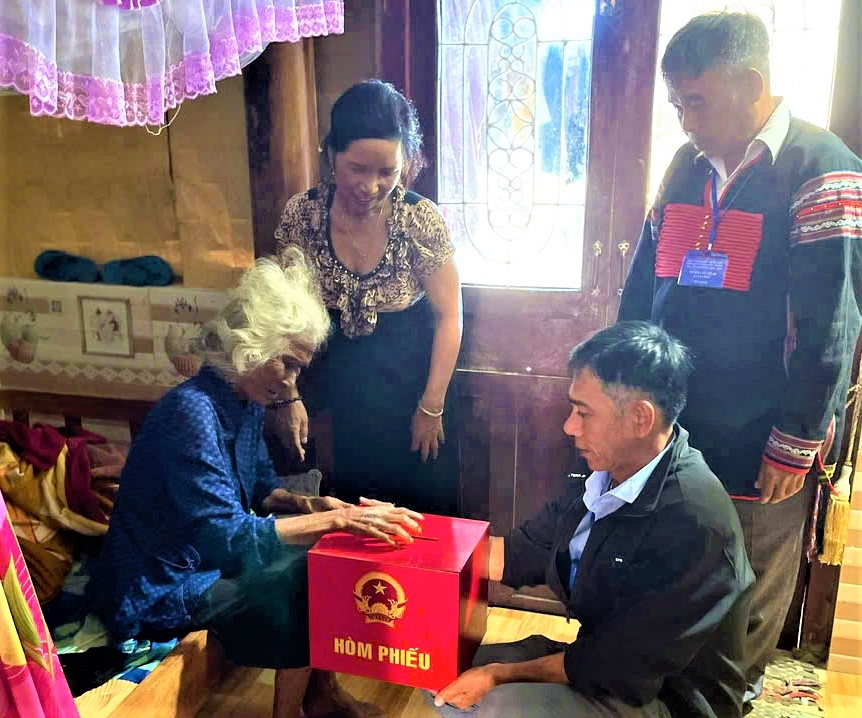 NCT đi lại khó khăn được hỗ tợ mang hòm phiếu đến tận nhà