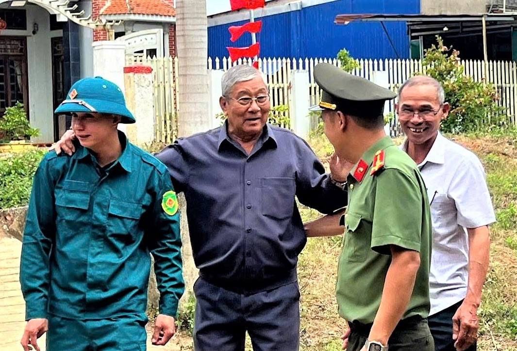 NCT xã Tân Tiến cùng các lực lượng chức năng tham gia công tác bầu cử