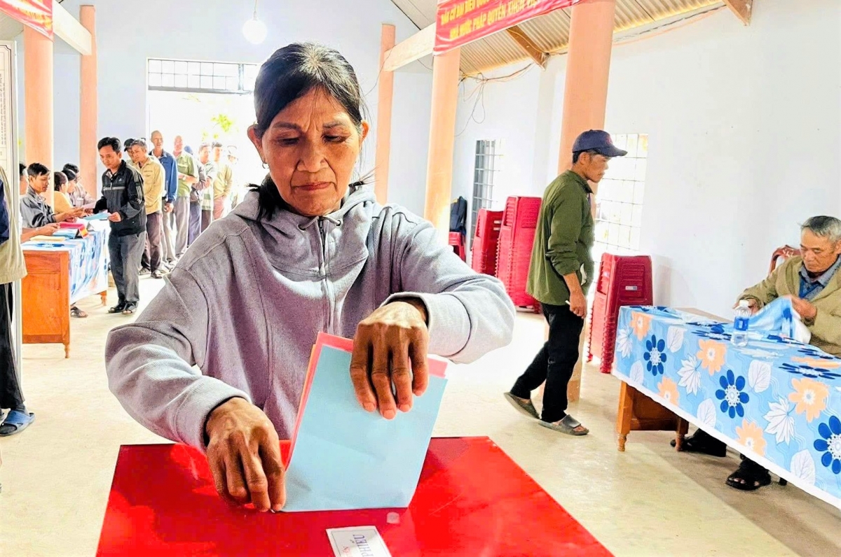 Người cao tuổi xã Tân Tiến góp phần vào thành công ngày hội bầu cử