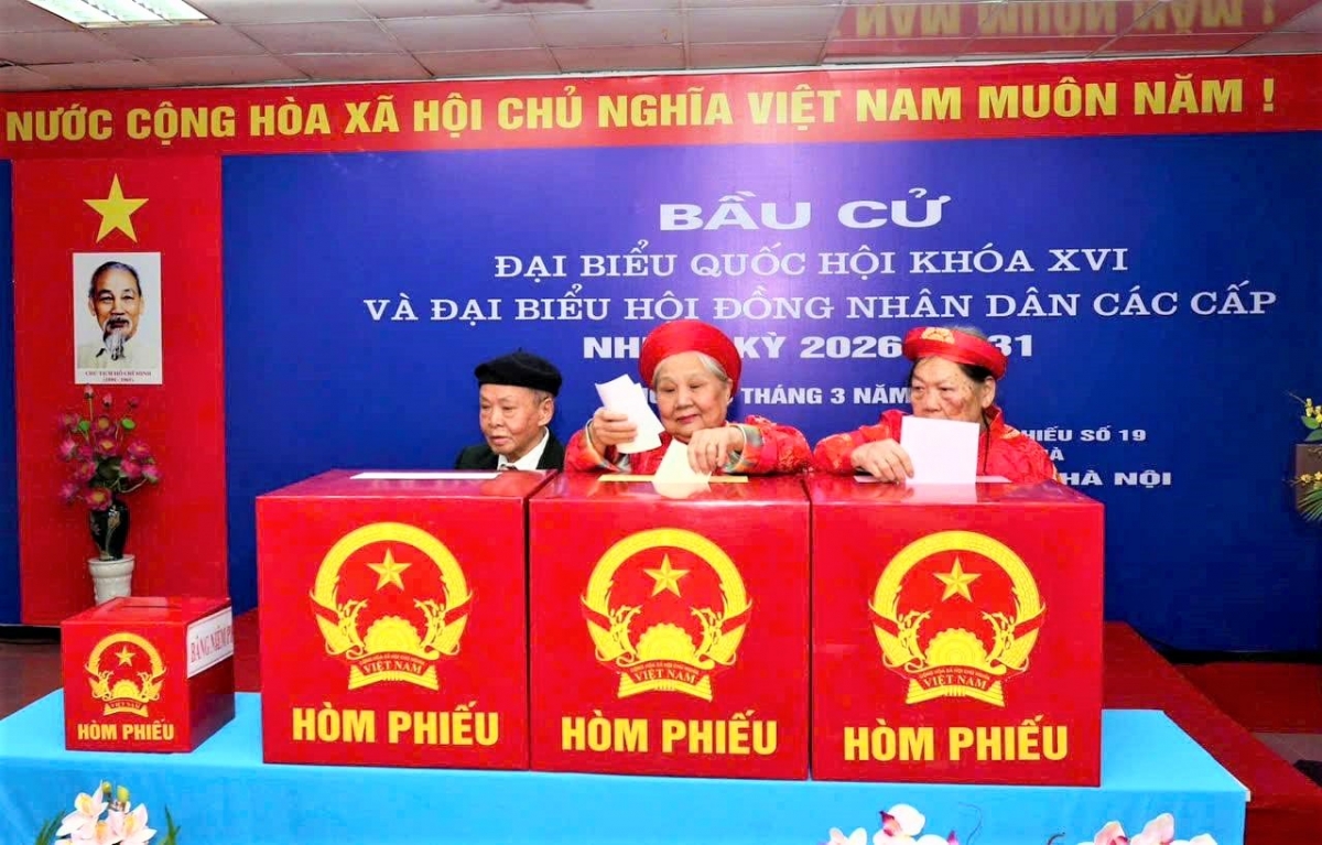 Các cụ cao niên của TP Hà Nội phấn khởi thực hiện quyền và nghĩa vụ công dân tại các điểm bỏ phiếu