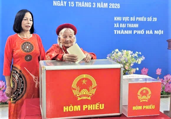 Cụ Nguyễn Thị Tỵ, tròn 100 tuổi trực tiếp đi bỏ phiếu tại khu vực bỏ phiếu của mình