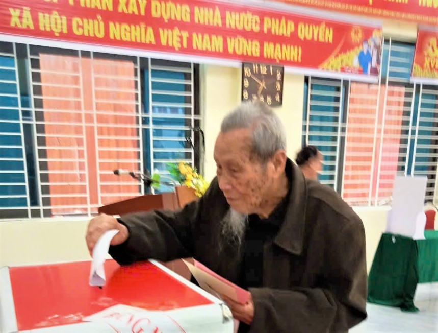 Cụ Nguyễn Văn Lâm, 101 tuổi, 67 năm tuổi Đảng, cử tri xã Ứng Thiên, TP Hà Nội trực tiếp đi bỏ phiếu
