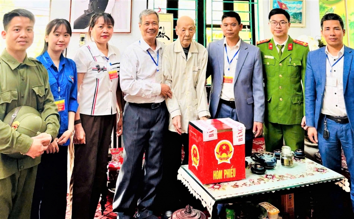 Cụ Trịnh Đình Rẫn, 113 tuổi là cử tri cao tuổi nhất của xã Phú Cát tham gia bỏ phiếu trong cuộc bầu cử lần này.