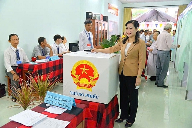 Bà Châu Thị Mỹ Phương, Phó Bí thư Tỉnh ủy, Chủ tịch HĐND tỉnh, Chủ tịch Ủy ban Bầu cử tỉnh Đồng Tháp, đã bỏ lá phiếu đầu tiên tại Tổ bầu cử số 22, khu phố 22, phường Đạo Thạnh. 