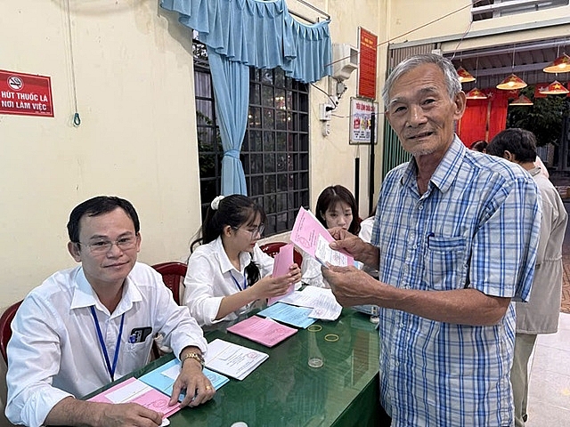 Nhiều cử tri người cao tuổi cũng tích cực tham gia bầu cử, góp phần tạo nên không khí trang trọng và ý nghĩa của ngày hội dân chủ.