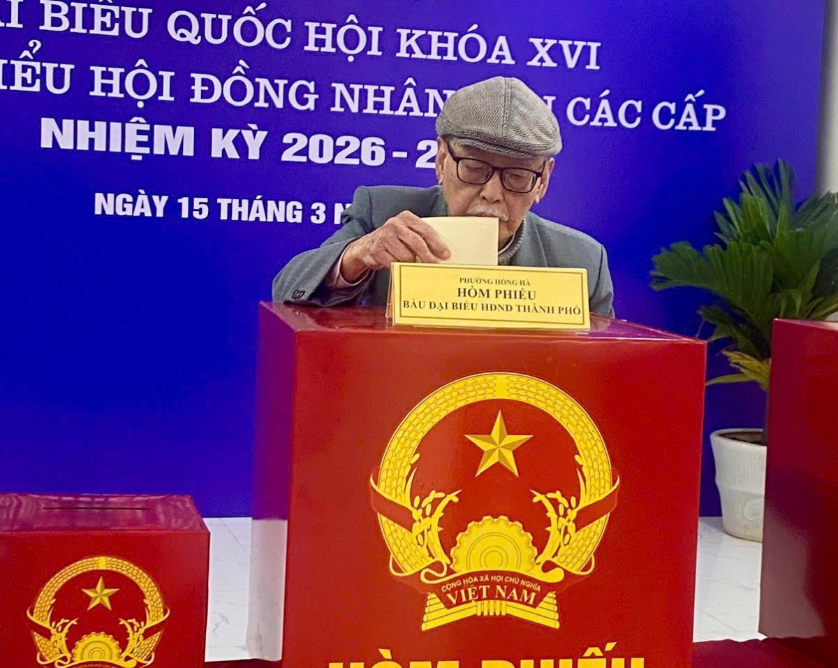 Phường Hồng Hà có cụ Nguyễn Thanh Ngân tròn 100 tuổi trực tiếp đi bỏ phiếu