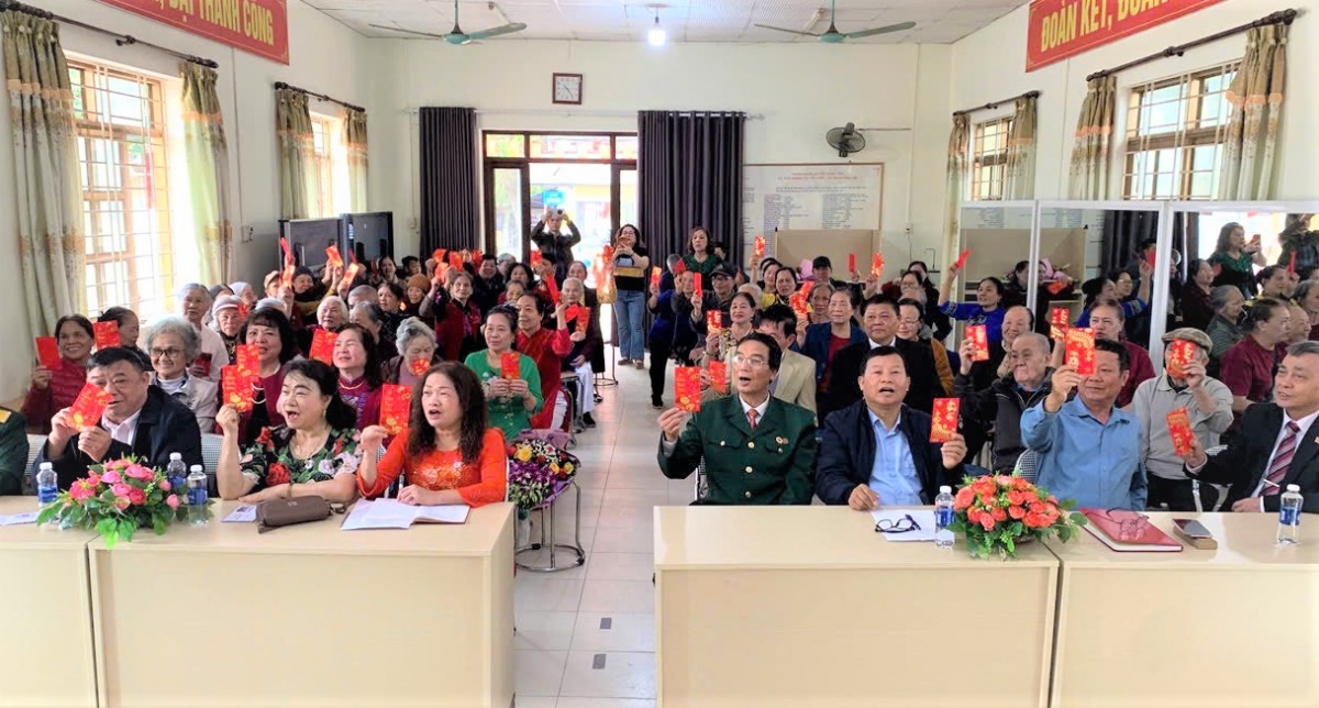 Các đại biểu tham dự Lễ mừng thọ NCT Tổ dân phố Hợp Giang 4, phường Thục Phán, tỉnh Cao Bằng