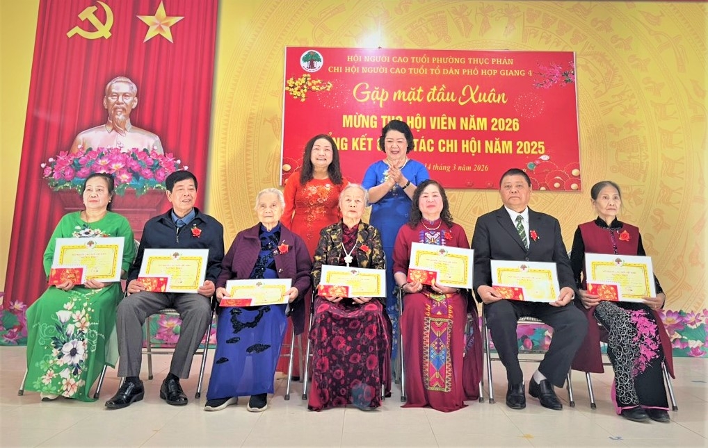 Lãnh đạo tổ dân phố trao Bằng mừng thọ và tặng quà NCT