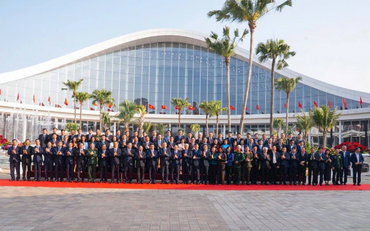 Đồng chí Tổng Bí thư Tô Lâm cùng đoàn công tác của Trung ương chụp ảnh nhân cuộc làm việc với Ban Chấp hành Đảng bộ thành phố Hải Phòng.