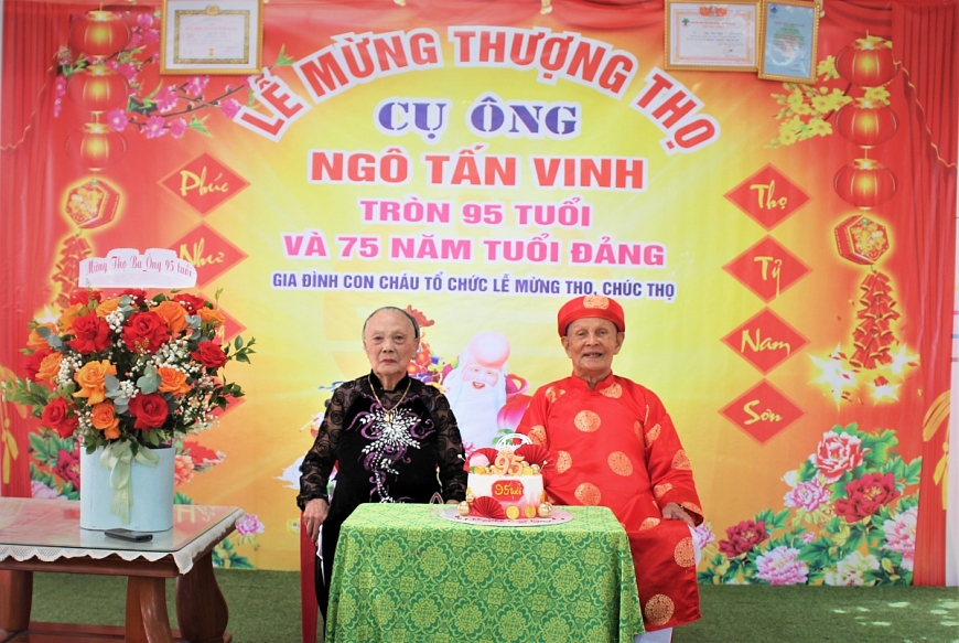 Vợ chồng cụ Ngô Tấn Vinh trong lễ mừng Thượng thọ. - Đại gia đình cụ Ngô Tấn Vinh. - Ông Ngô Văn Lành (áo xanh), Chủ tịch Hội NCT xã Hòa Châu (cũ) chúc mừng cụ Vinh thượng thọ.