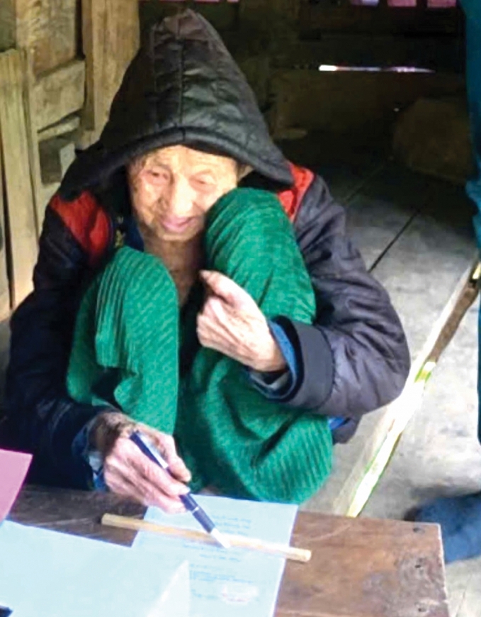 Cuå baâ Hoaâng Thõ Töìng, xoám Luäng Liïìm, xaä Yïn Thöí, sinh nùm 1907 (119 tuöíi). Do tuöíi cao, sûác yïëu nïn cuå àûúåc caán böå Cöng an xaä cuâng dên quên àõa phûúng mang thuâng phiïëu àïën nhaâ àïí cuå thûåc hiïån quyïìn, nghôa vuå cöng dên. 