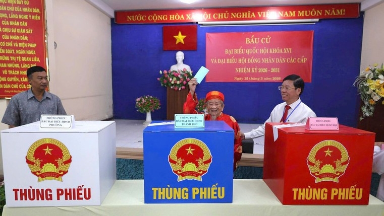 Nhà nghiên cứu Nguyễn Đình Tư (106 tuổi) trực tiếp bỏ phiếu bầu cử tại khu vực bỏ phiếu số 11 (phường Bình Thạnh, Thành phố Hồ Chí Minh)