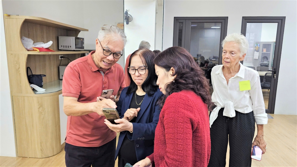 Các thành viên lớp học trao đổi kỹ năng chụp ảnh bằng điện thoại