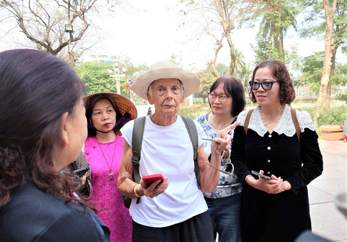 Khi người cao tuổi khám phá thế giới qua camera điện thoại