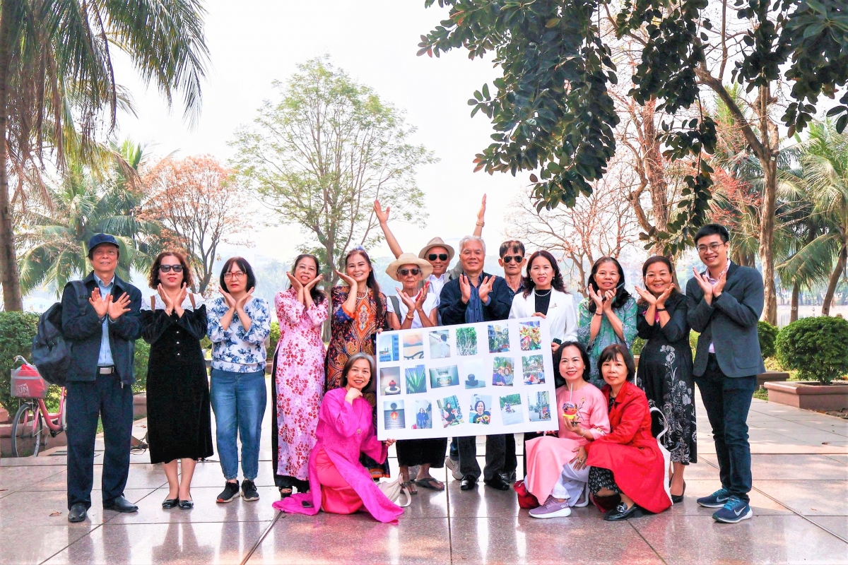 Khi người cao tuổi khám phá thế giới qua camera điện thoại