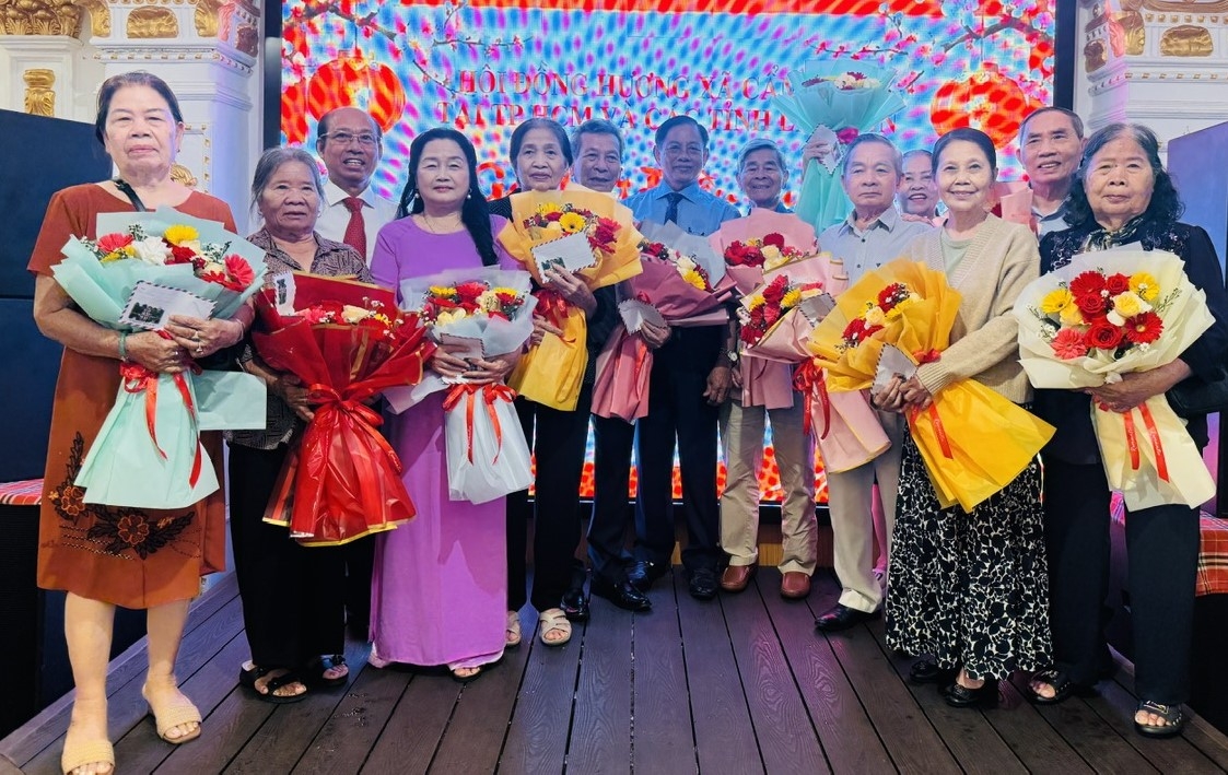Ban tổ chức tặng hoa, quà chúc thọ người cao tuổi