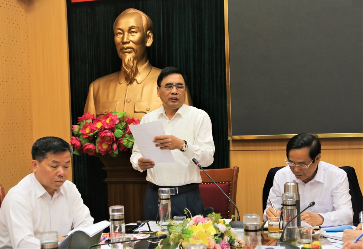 Thứ trưởng Bộ Bông nghiệp và Môi trường Nguyễn Quốc Trị chủ trì cuộc họp