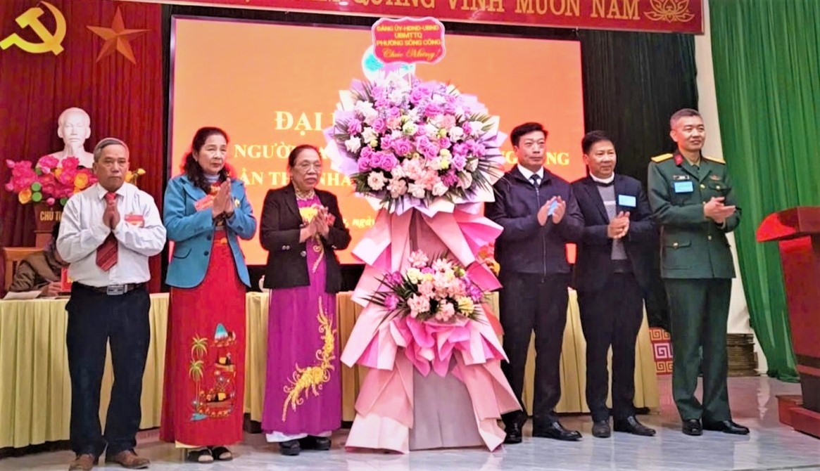 Bí thư Đảng ủy phường Sông Sông chúc mừng Đại hội Hội NCT phường