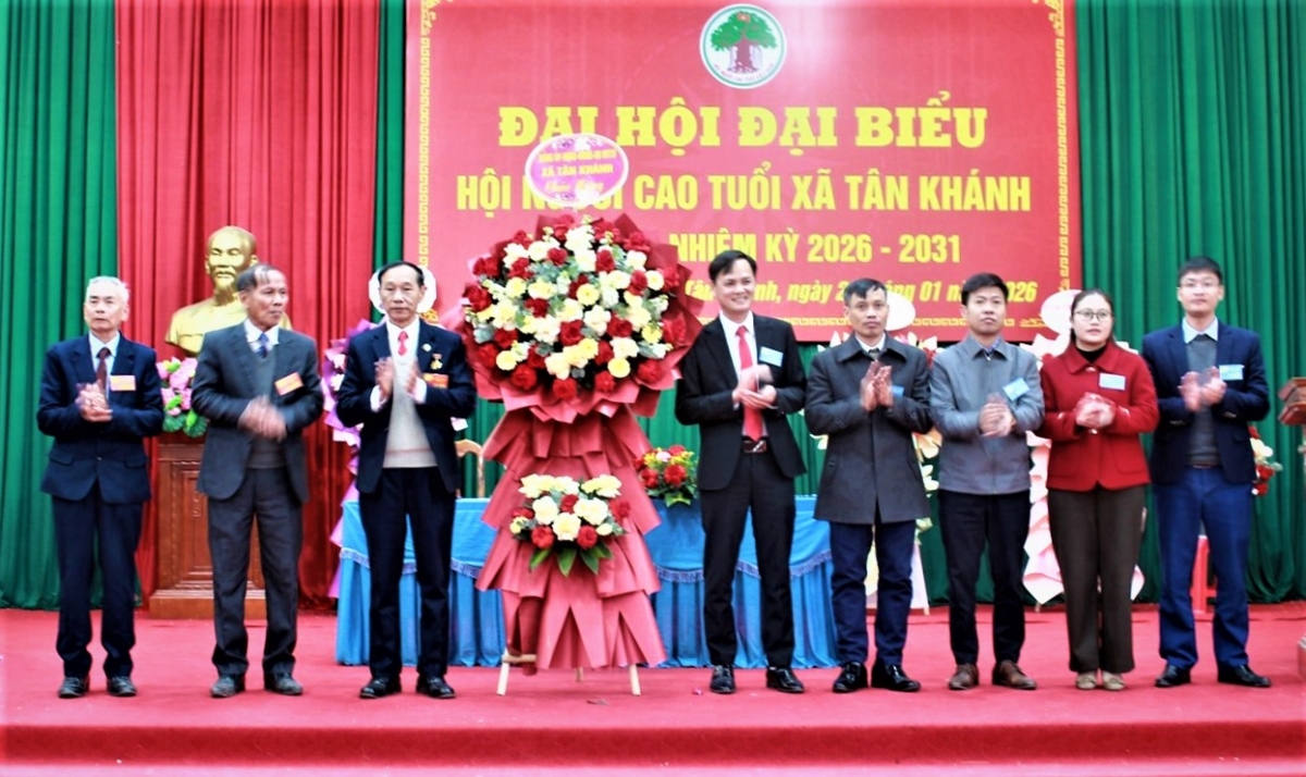 Bí thư Đảng ủy xã Tân Khánh chúc mừng Đại hội Hội NCT xã