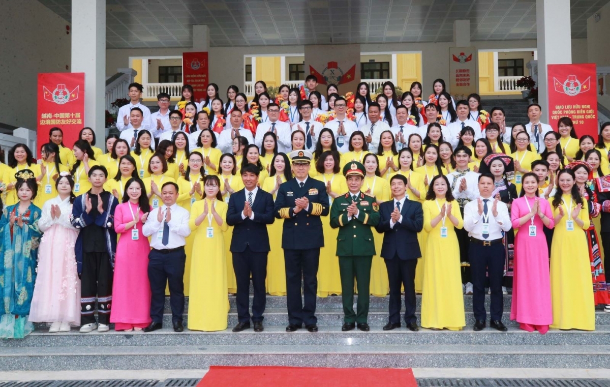 Bộ trưởng Quốc phòng Phan Văn Giang và Bộ trưởng Quốc phòng Trung Quốc Đổng Quân với thầy và trò Trường THPT Trần Phú, Mòng Cái (Quảng Ninh)