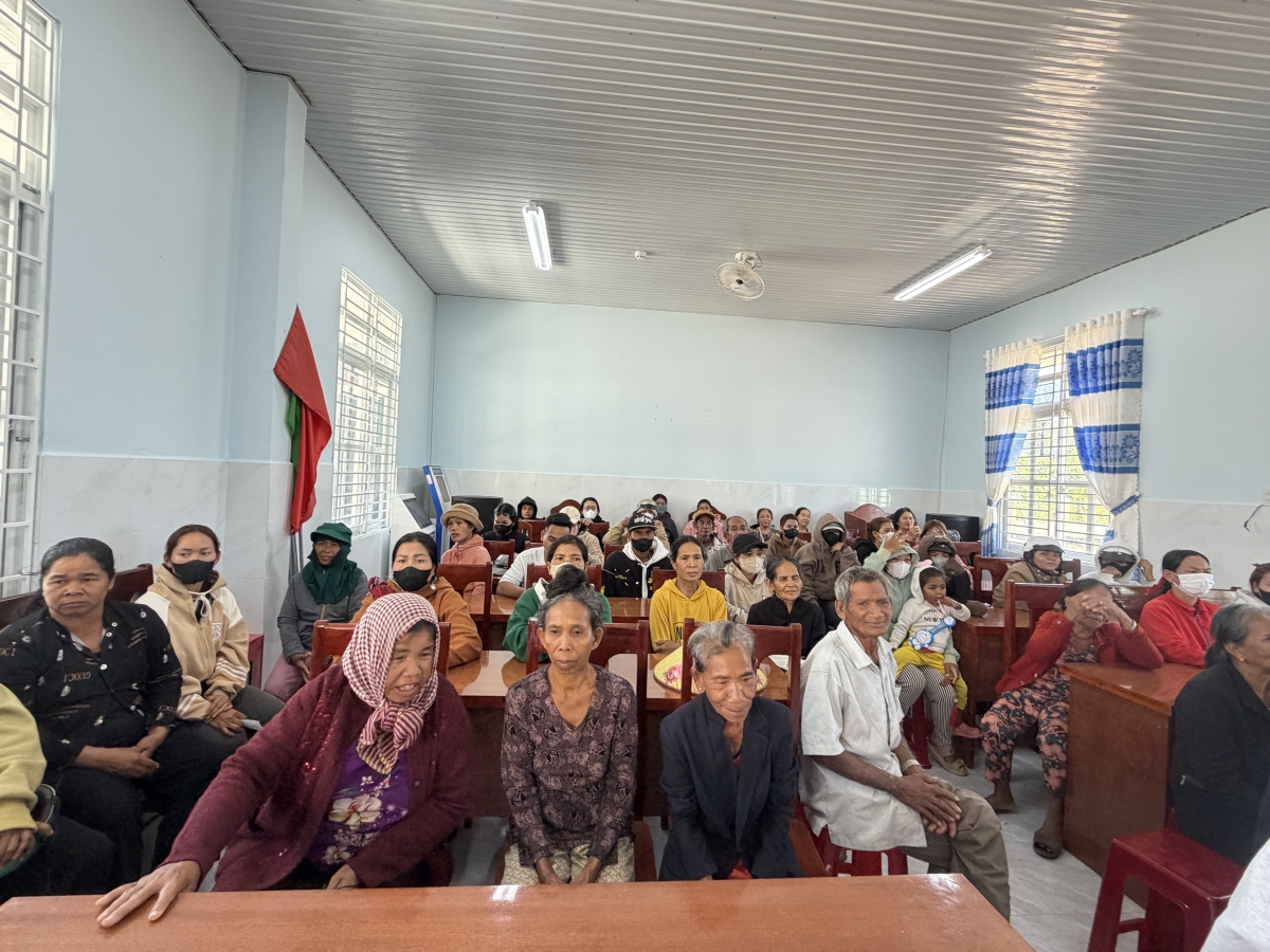 Bà con đến nhận quà tại hội Trường UBND xã La Dạ xem văn nghệ